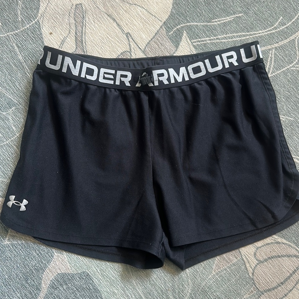 Youth Under Armour black shorts. Sz YXL. Loose fit - super comfy. Great Cond!